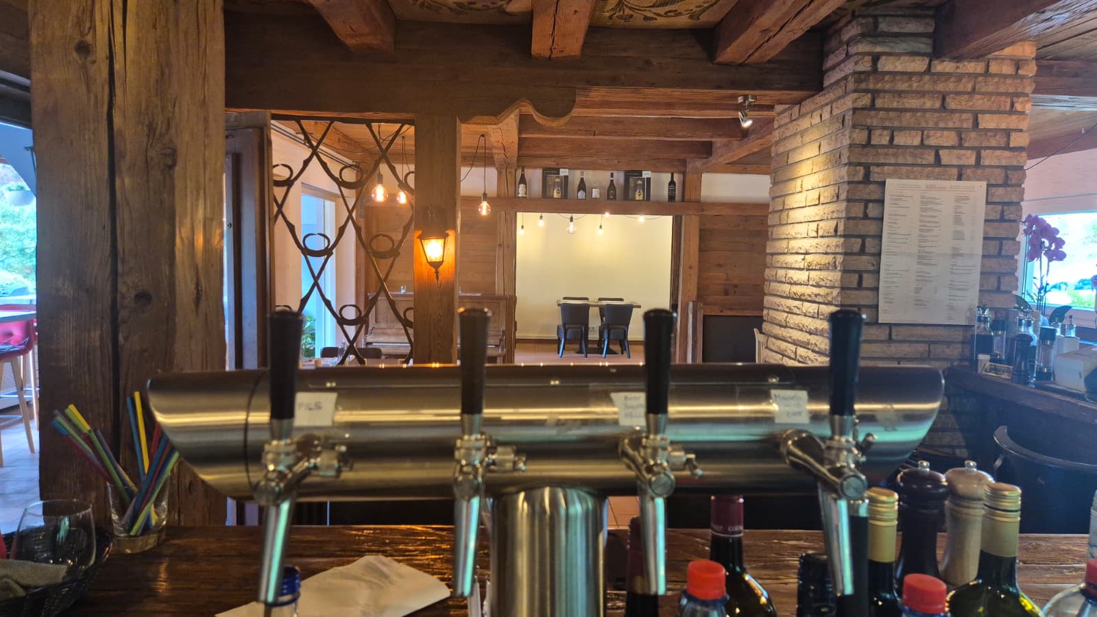 Zapfanlage und Weinflaschen an der Bar