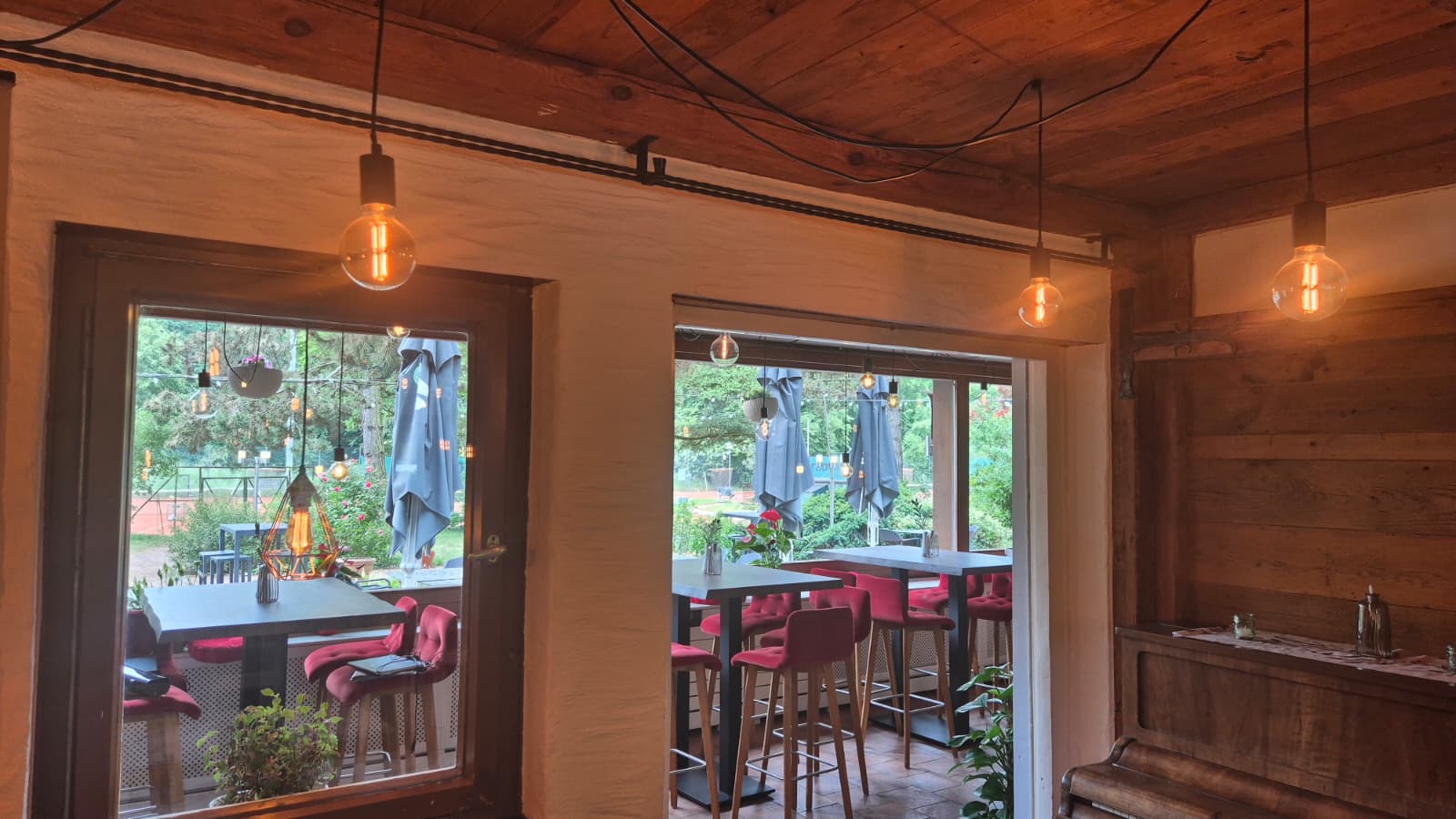Innenbereich der Taverna mit Bartischen