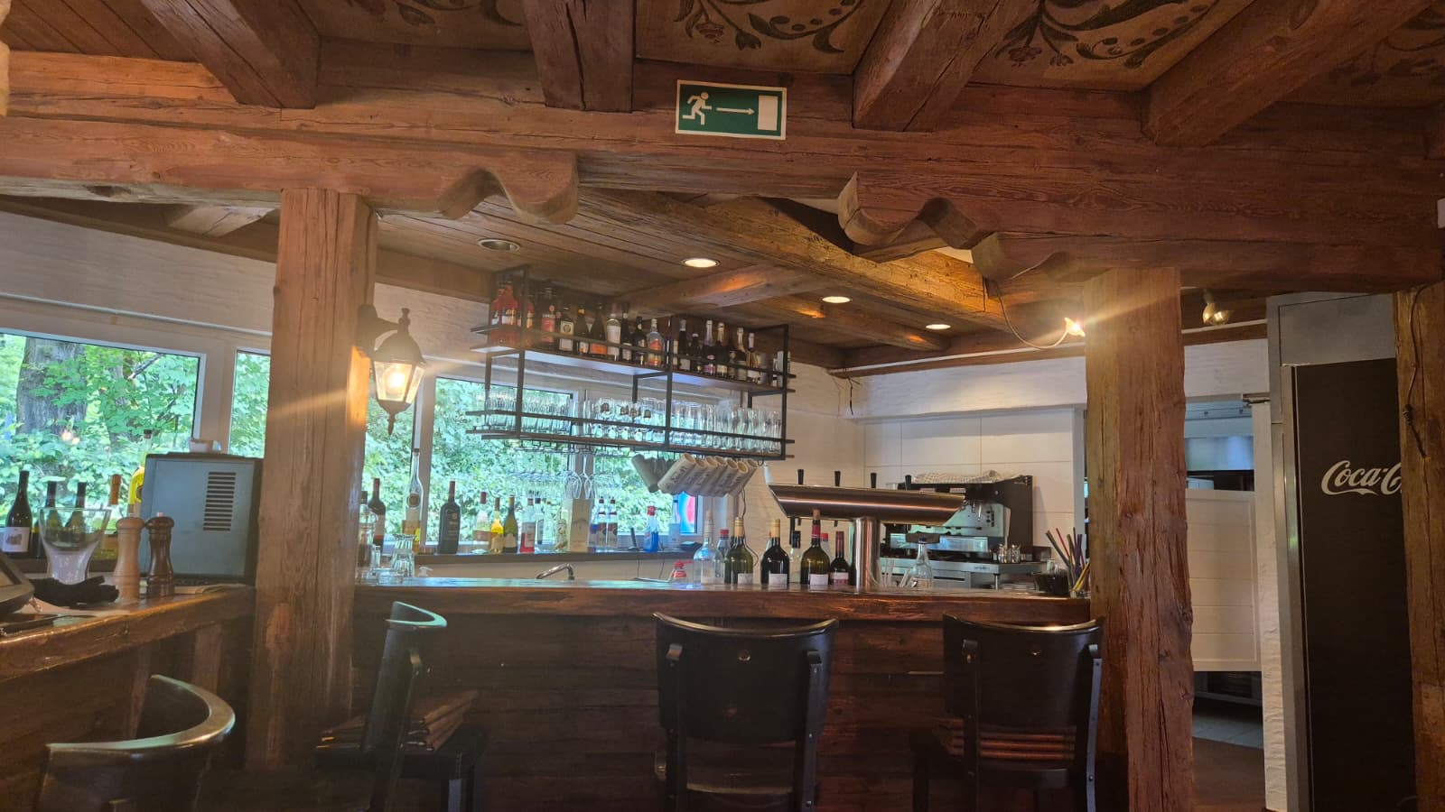 Rustikale Bar mit Holzbalken und Edison-Lampen